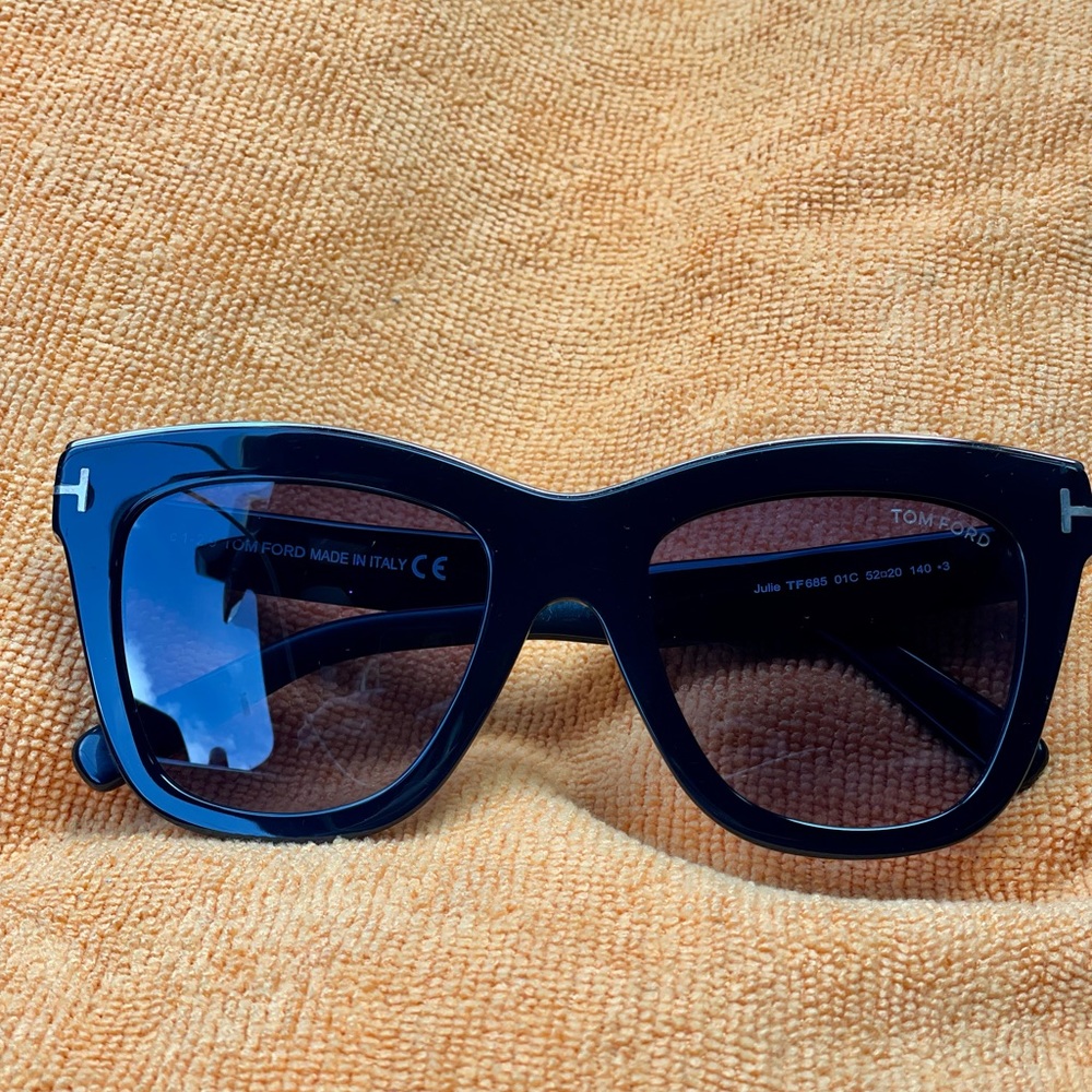 Sunglasses Tom Ford FT 0685 Julie 01C Shiny Black/ Gradient Smoke